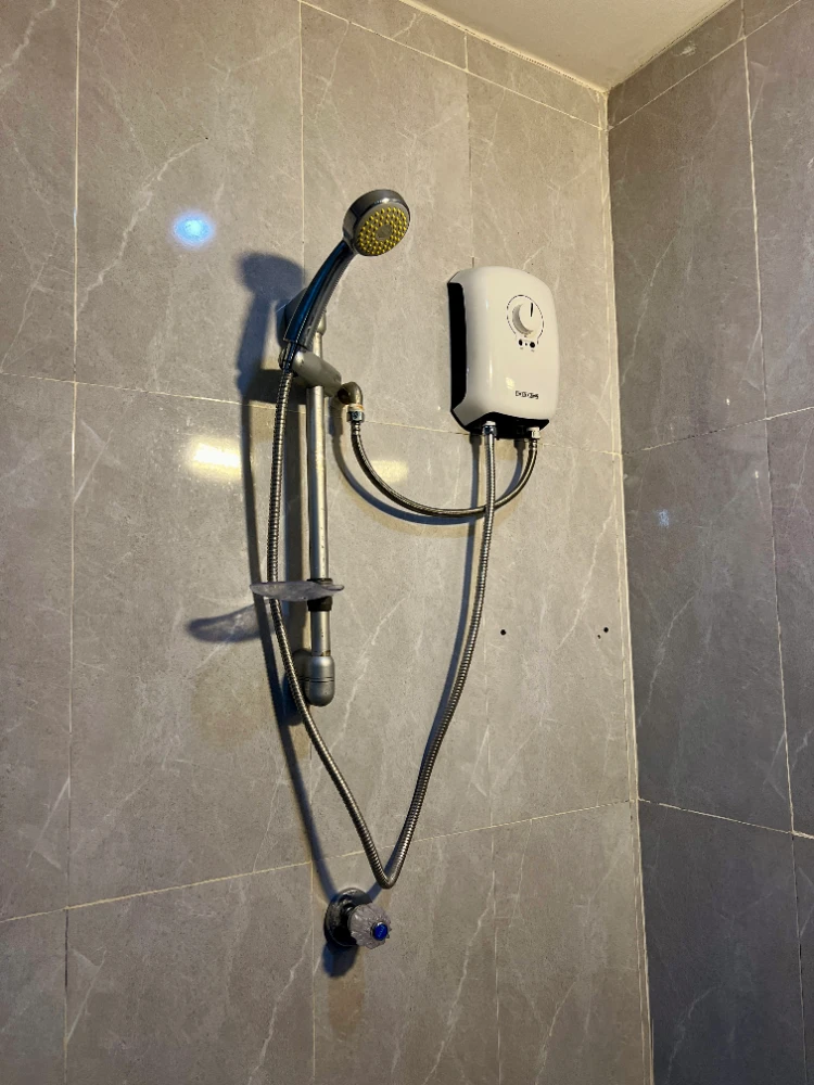 Large Family Room - Shower