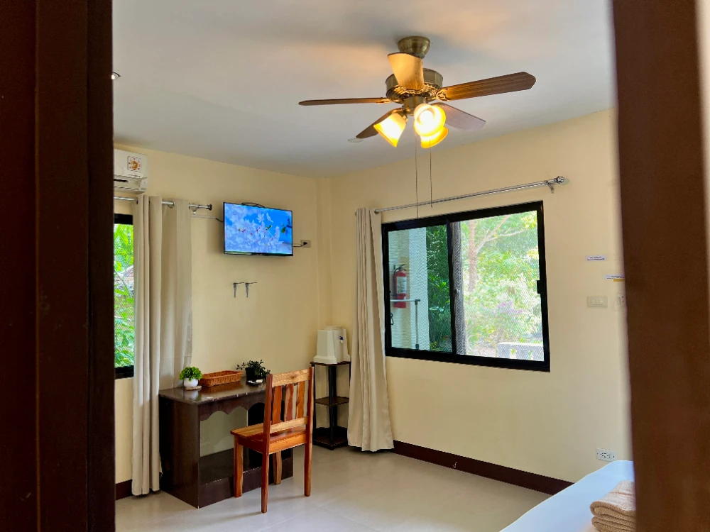Deluxe 2nd-floor Seaview King - Table and TV