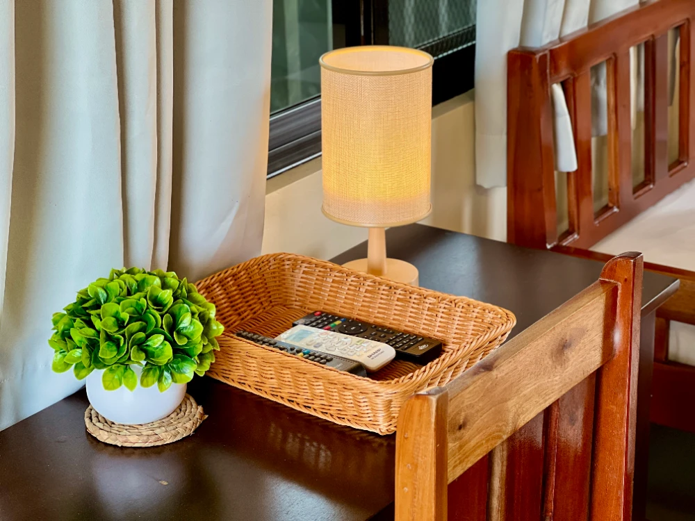 Deluxe 2nd-floor Seaview King - Table with Lamp