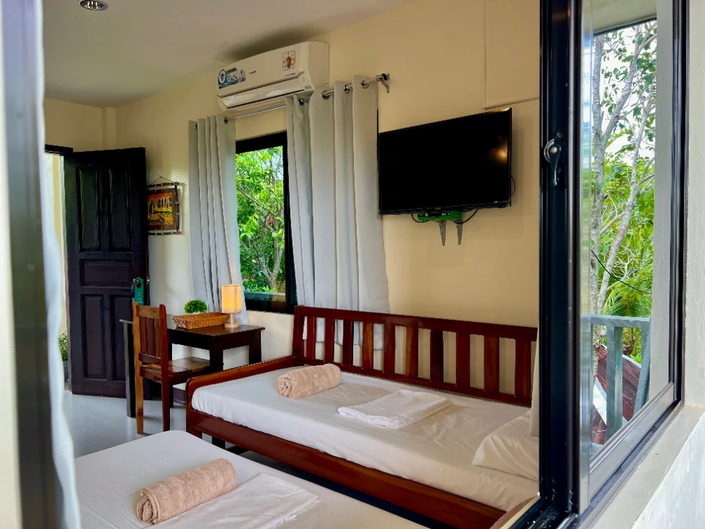 Deluxe 2nd-floor Seaview King - Bed with Outside View