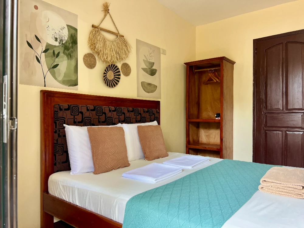 Seaview Queen - Queen Bed, Cabinet, Bathroom Door