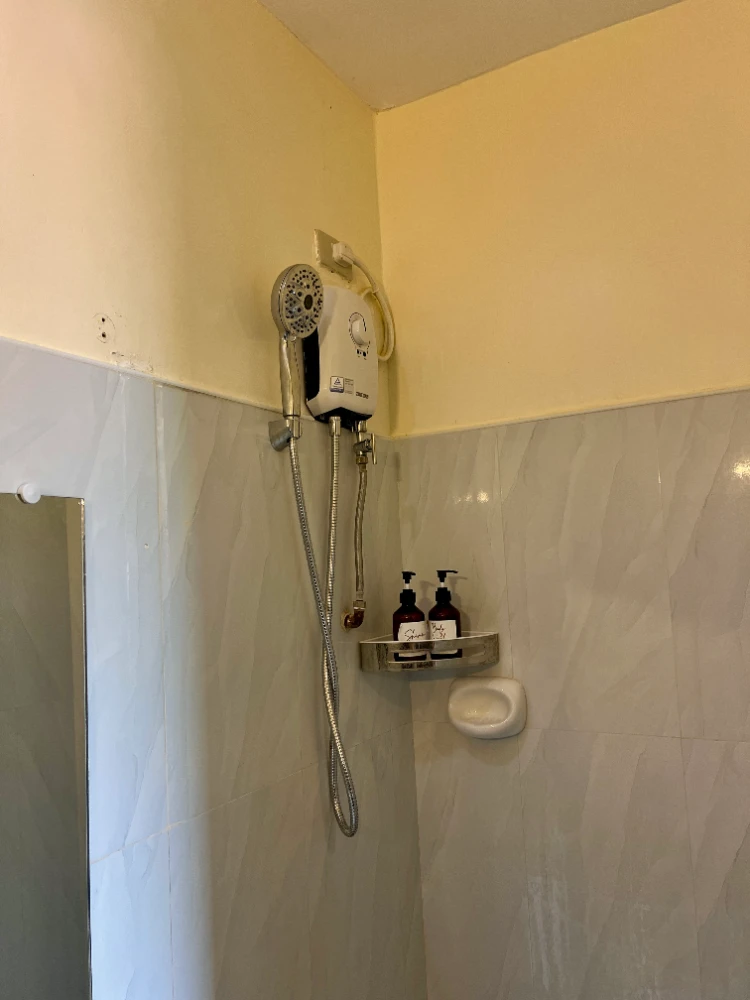 Seaview Queen - Shower Area